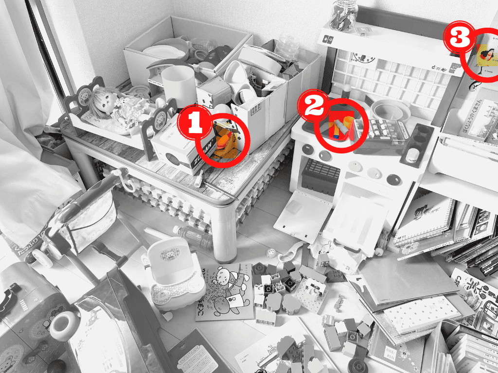 こども部屋でグッチャの答え合わせ画像。おもちゃが散らかった子ども部屋の写真に赤い丸と番号で答えの位置が示されている。にんじんの先端、水色のシャボン玉の容器、ヒゲのあるフック船長のおもちゃがそれぞれ散らかったおもちゃの中に紛れている
